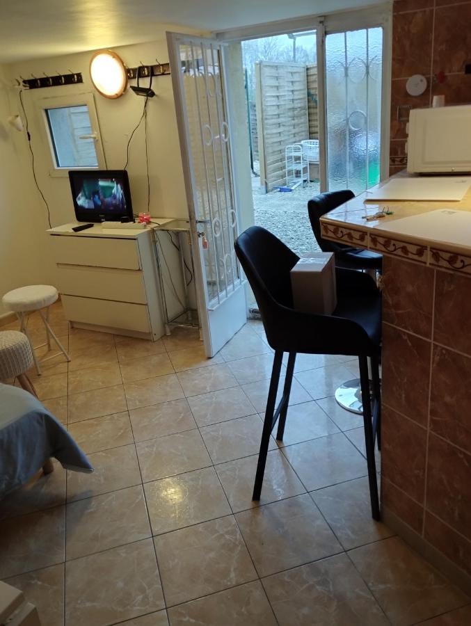 Studio Meuble Avec Piscine Partagee La Ferté-Gaucher المظهر الخارجي الصورة
